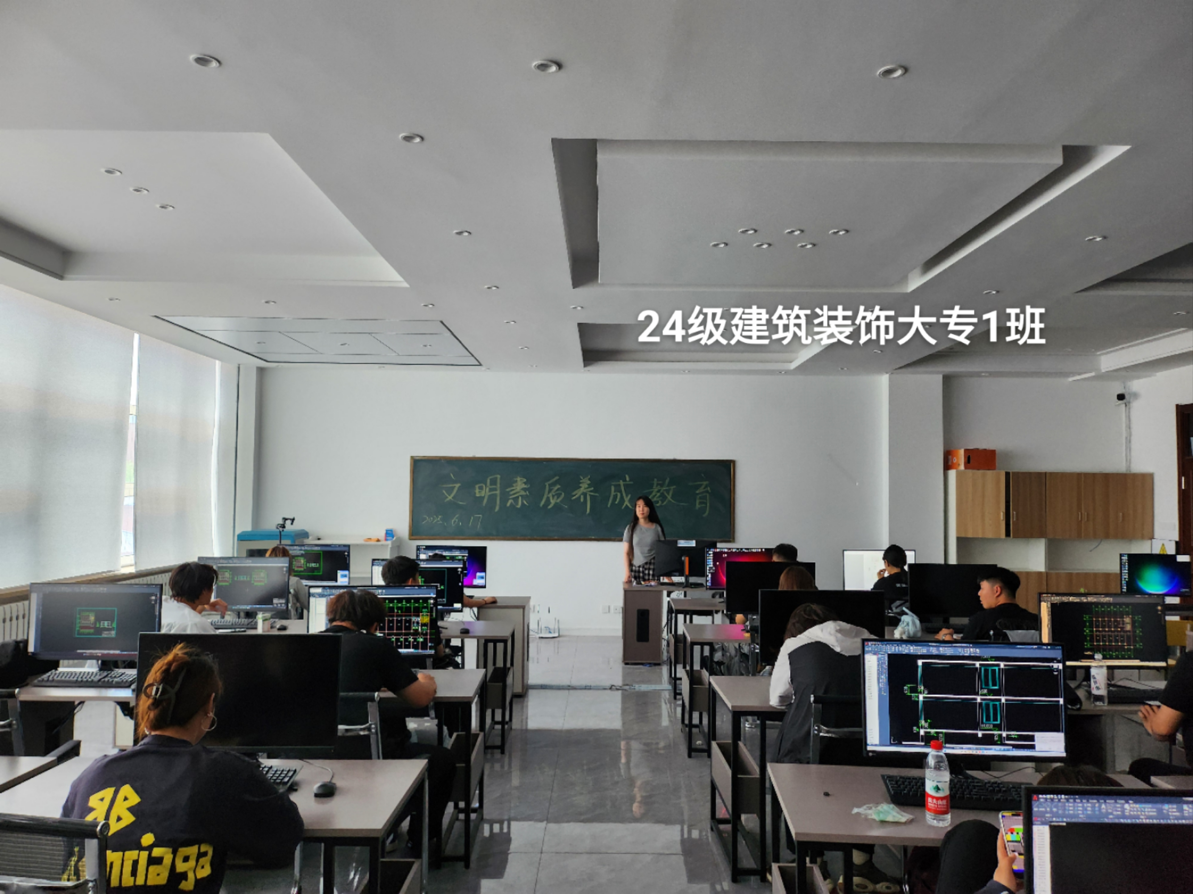 建筑工程系开展“文明素质养成教育” 主题班会活动