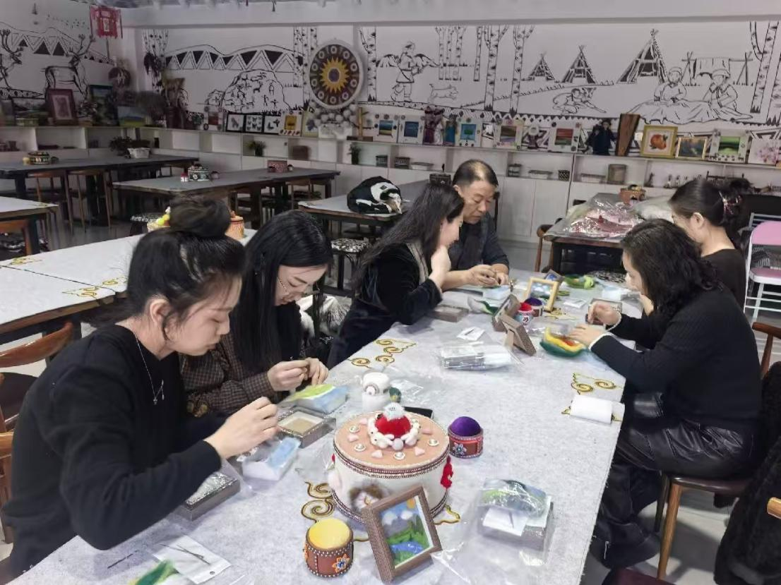 传承非遗之美 绽放巾帼风采 ——建筑工程系举办庆“三八”妇女节羊毛毡画非遗手工体验活动