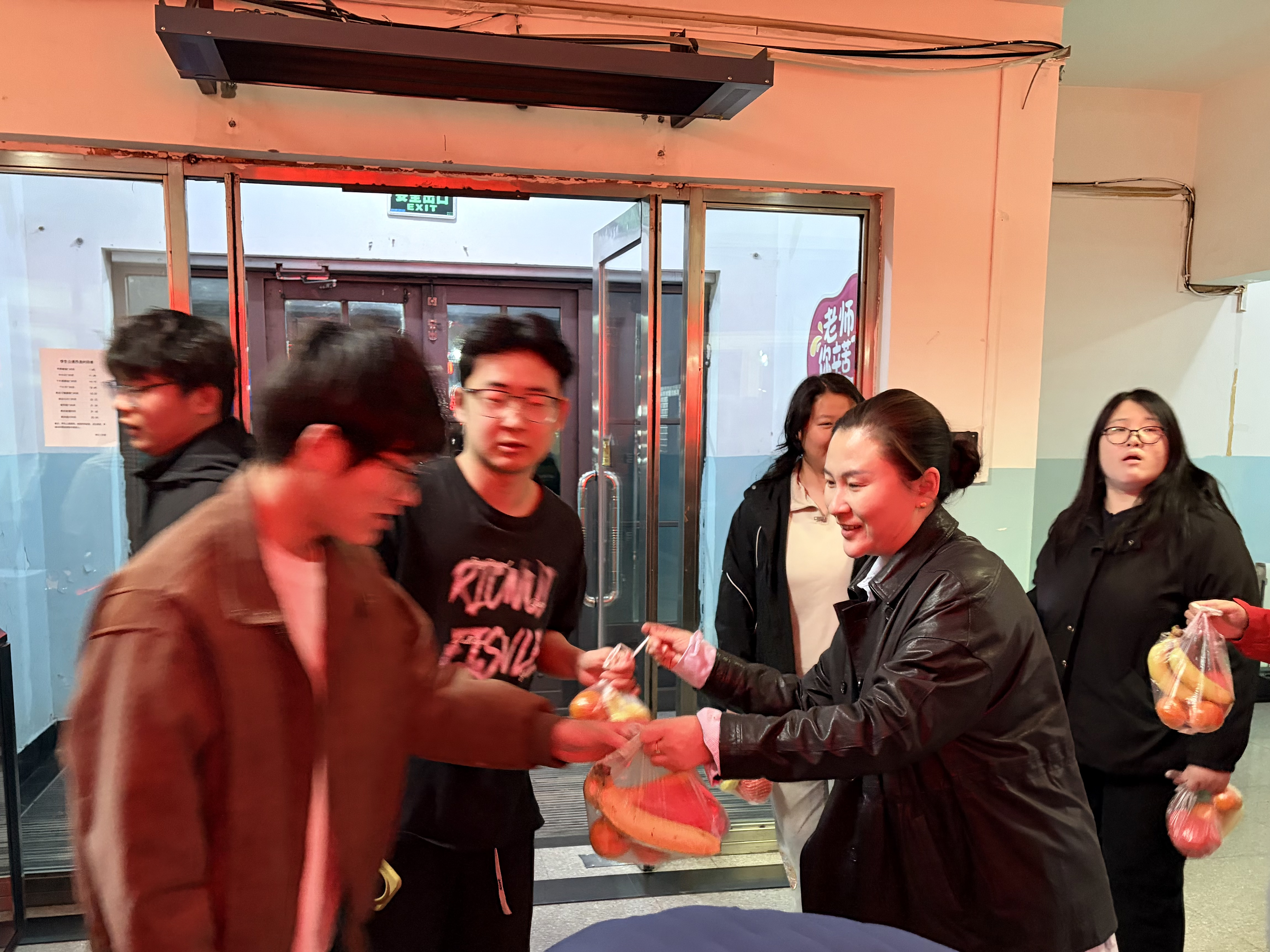 温情暖人心 关怀伴假期——建筑工程系开展“五一”假期留校学生慰问活动